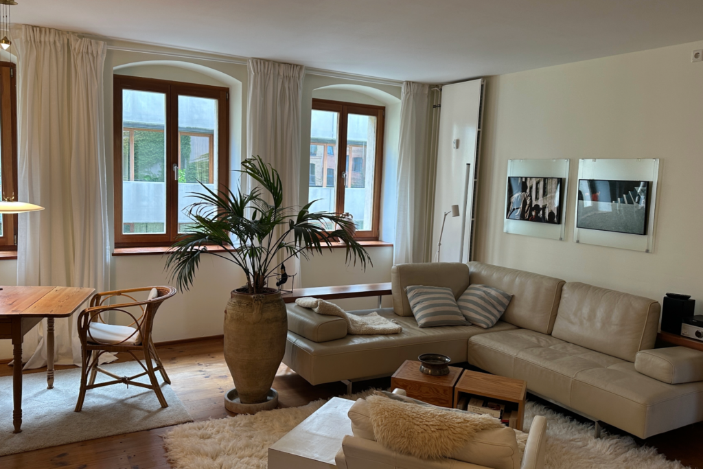 Wohnzimmer mit offener Küche