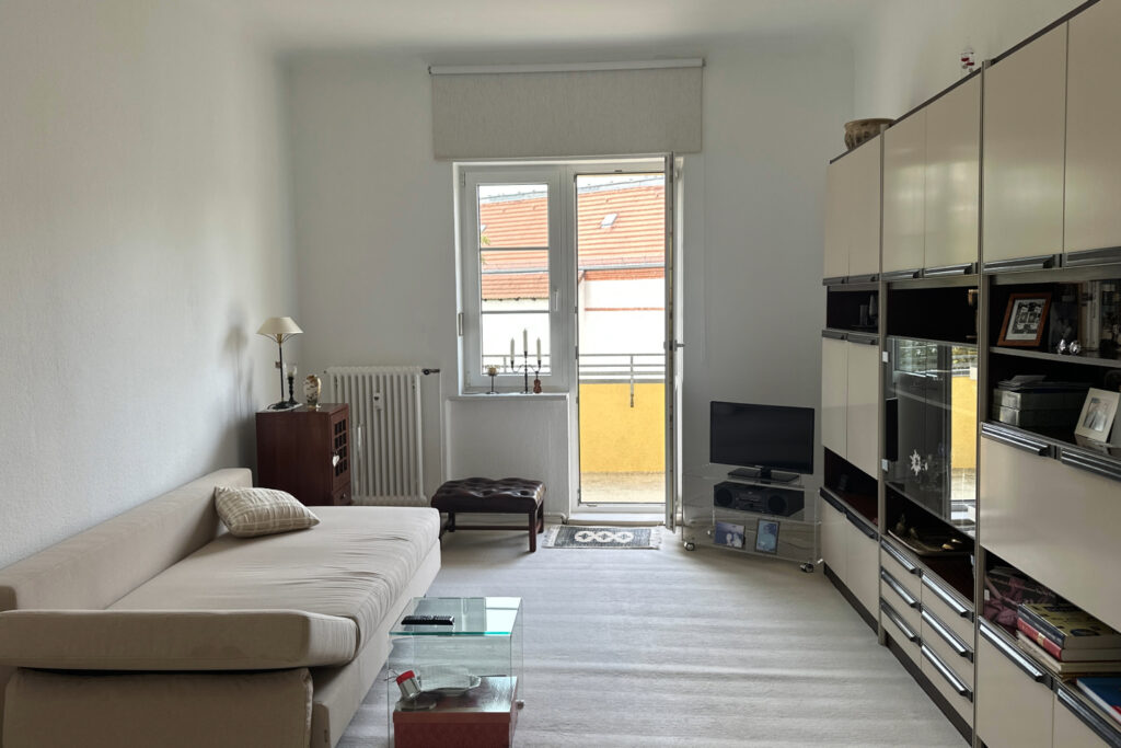 Wohnzimmer mit Balkon