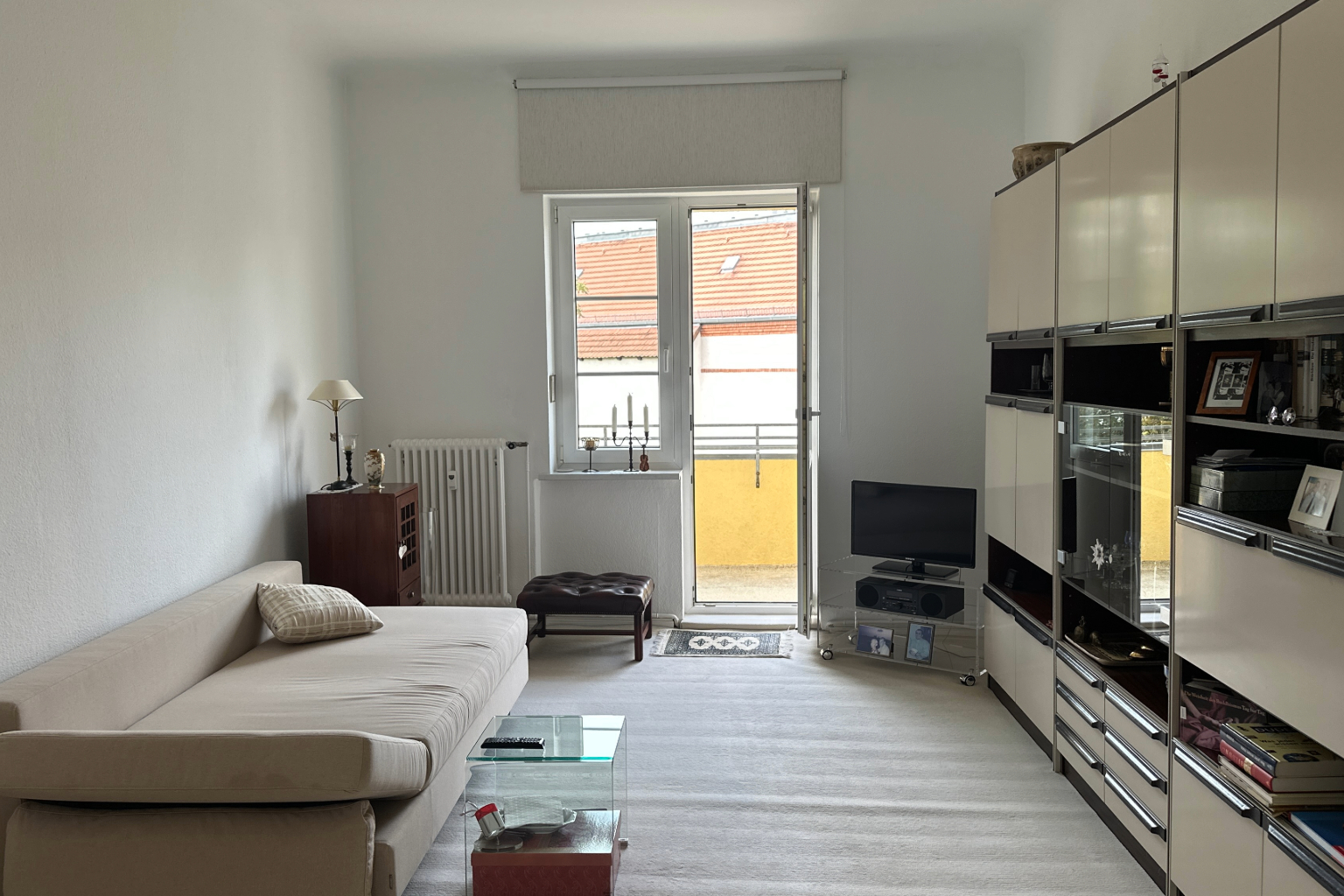 Wohnzimmer mit Balkon
