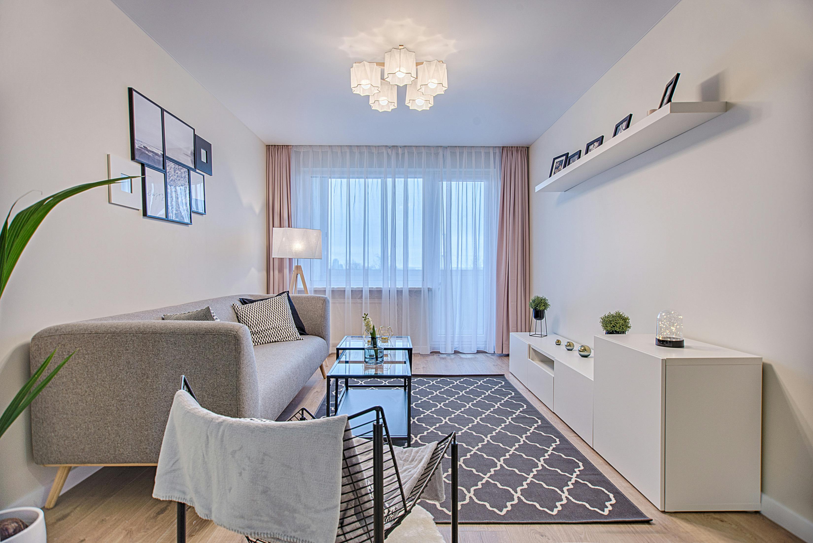 Modernes Wohnzimmer mit Zugang zum Balkon
