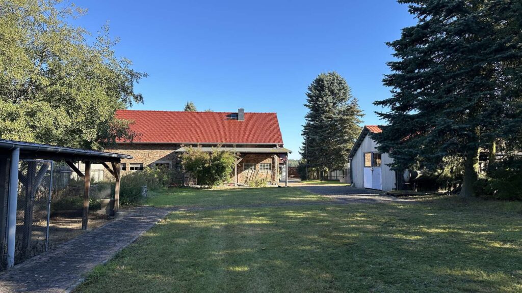 Charmantes Landhaus mit Nebengebäude, Scheune und großem Grundstück